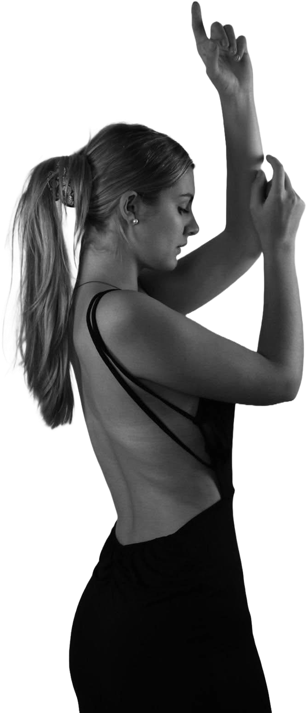 Model im Studio, seitlich stehend, Arme erhoben.